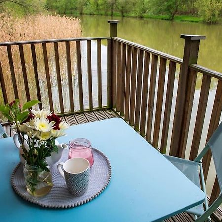 Lakeside Cabin On Stilts- 'Kingfisher' Villa Rous Lench ภายนอก รูปภาพ