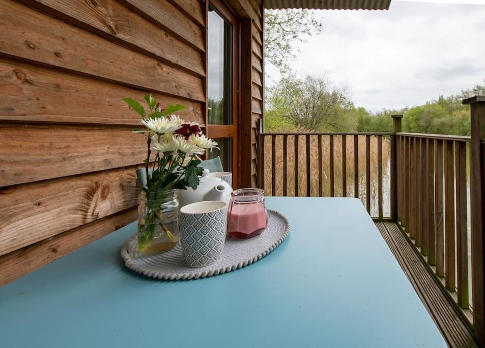Lakeside Cabin On Stilts- 'Kingfisher' Rous Lench ภายนอก รูปภาพ