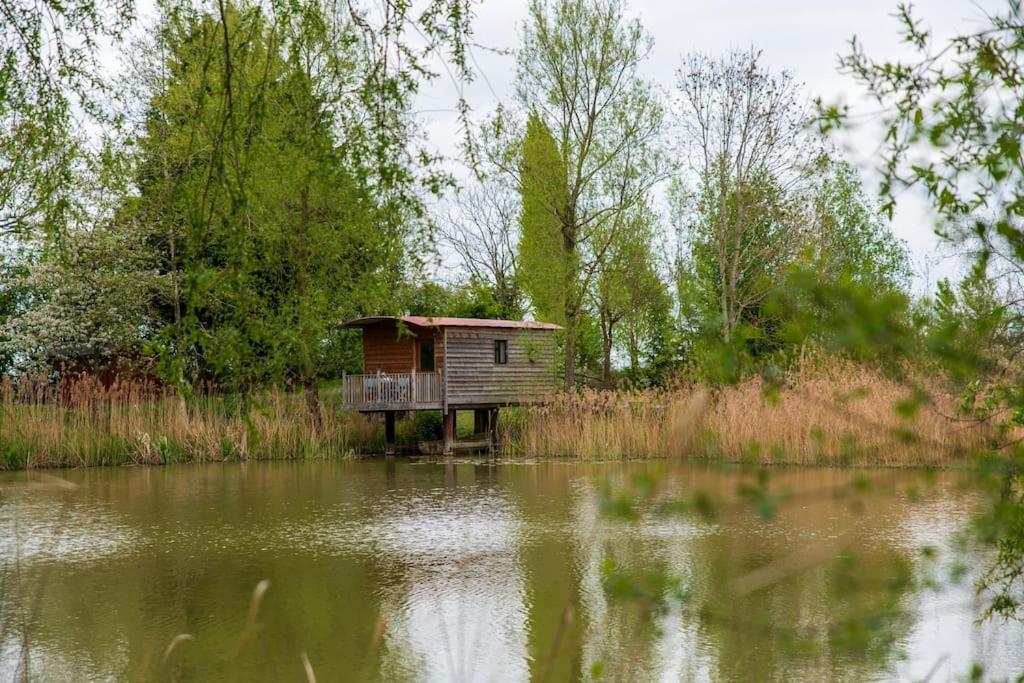 Lakeside Cabin On Stilts- 'Kingfisher' Villa Rous Lench ภายนอก รูปภาพ