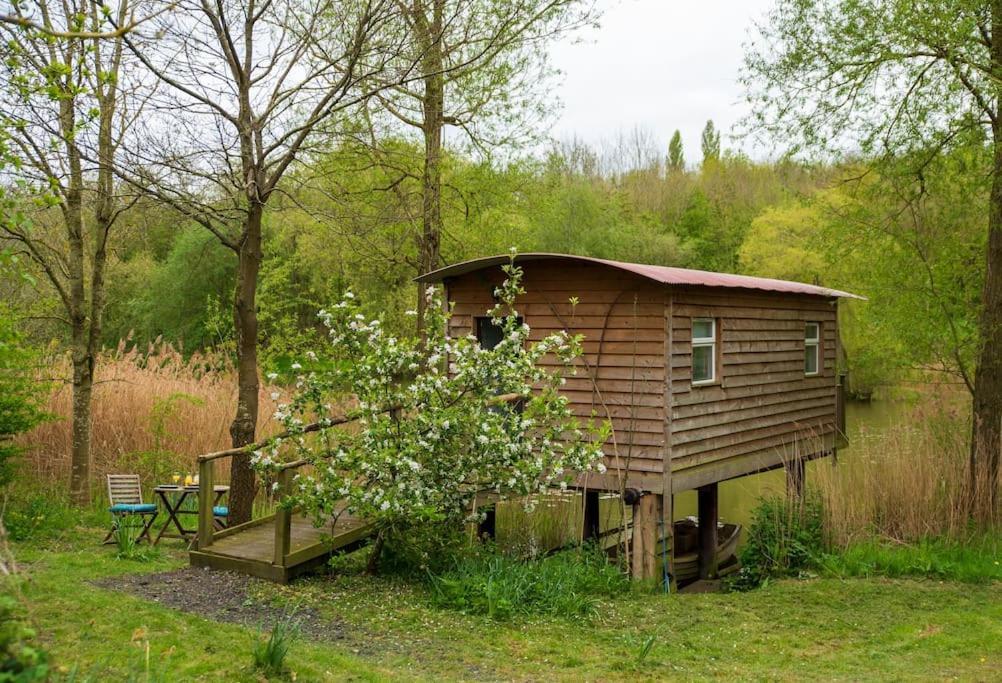 Lakeside Cabin On Stilts- 'Kingfisher' Villa Rous Lench ภายนอก รูปภาพ