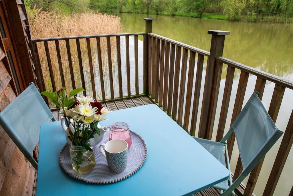 Lakeside Cabin On Stilts- 'Kingfisher' Villa Rous Lench ภายนอก รูปภาพ